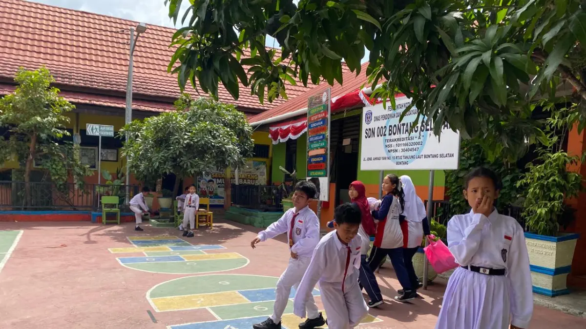 Distribusi sepatu sekolah gratis mulai dilakukan di Bontang. Sekolah diminta segera berkoordinasi dengan Disdikbud jika ukuran tidak sesuai. (ADIEL KUNDHARA/KALTIM POST)