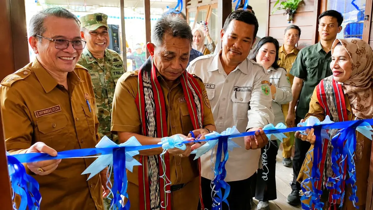 GUNTING PITA: Wakil Bupati Kubar, Nanang Adriani mengunting meresmikan Kantor BPP Tering. (IST)

&nbsp;