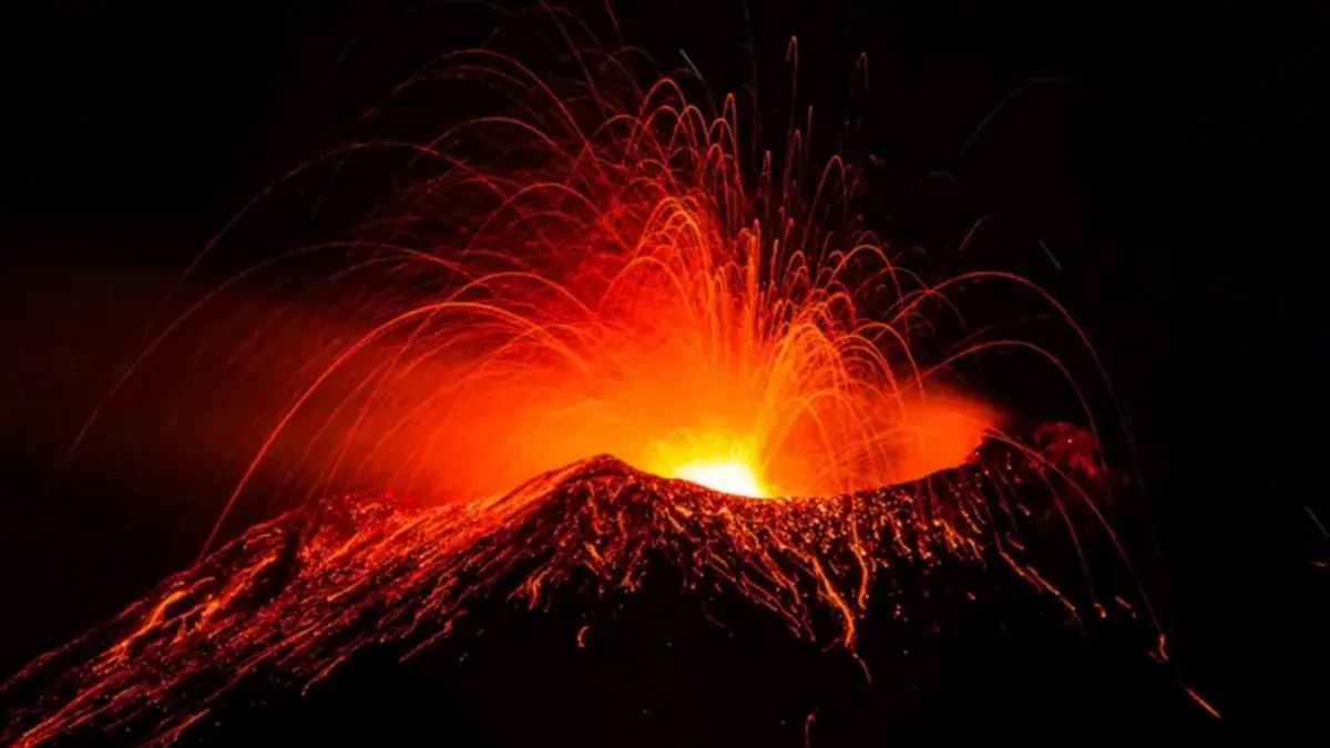 IIlustrasi, Gunung Anak Krakatau mengeluarkan pijar. (bbc.com)