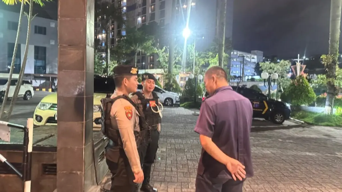 PATROLI: Personel Samapta Polresta Balikpapan patroli malam di kawasan permukiman hingga dini hari.