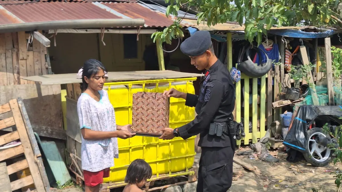PEDULI: Personel Brimob Polda Kaltim menemui warga yang jauh dari permukiman kota dan menyalurkan bantuan.