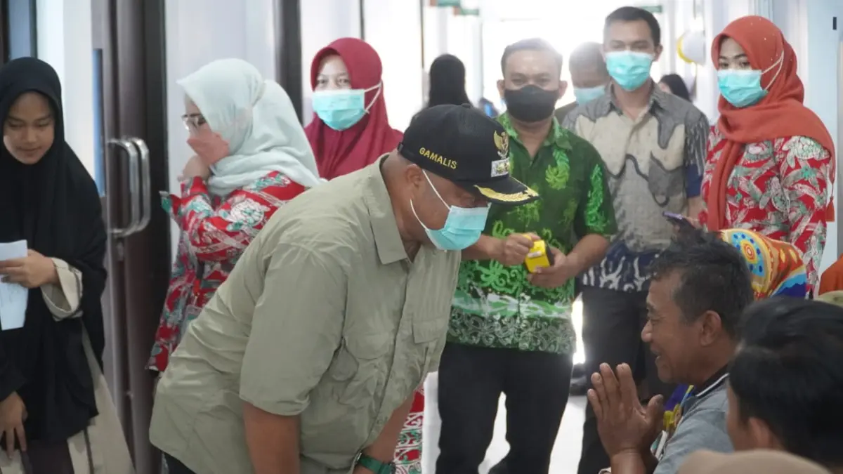 PENINJUAN: Wabup Berau Gamalis berbincang dengan pasien saat meninjau Puskesmas Tanjung Redeb dan Puskesmas Kampung Bugis, Kamis (3/9).