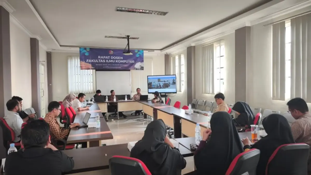 SAMAKAN PERSEPSI: Para dosen FIKOM UM saat melakukan rapat persiapan perkuliahan semester ganjil 2026/2027 yang dimulai pada Senin (7/9)&nbsp;