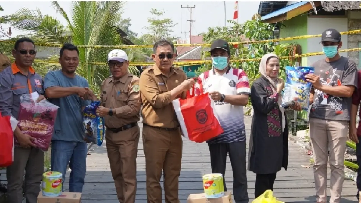 Wakil Bupati Kutai Barat Nanang Adriani menyerahkan bantuan tanggap darurat kepada warga terdampak longsor di Kampung Muara Baroh, Kecamatan Muara Pahu.