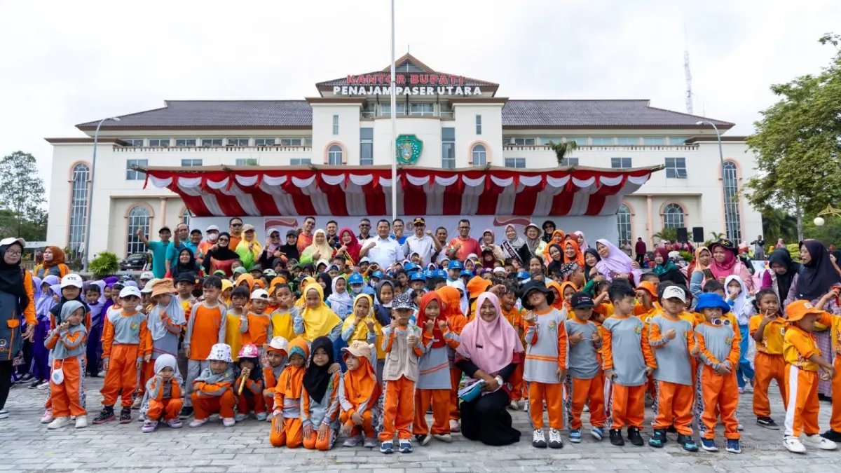 GENERASI SEHAT: Bupati PPU Mudyat Noor didampingi Wakil Bupati PPU, Waris Muin (baju putih) berfoto bersama ratusan anak PAUD se-Kabupaten PPU beserta guru dan orang tua pendamping dalam kegiatan Haornas yang digelar di halaman Kantor Bupati PPU, Rabu (9/9).