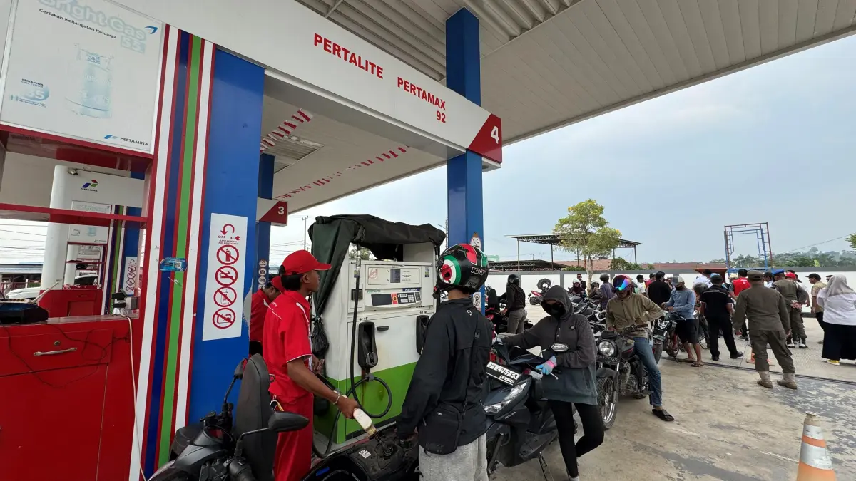 Antrean pertalite di SPBU Berau. (FOTO SENO/BP)