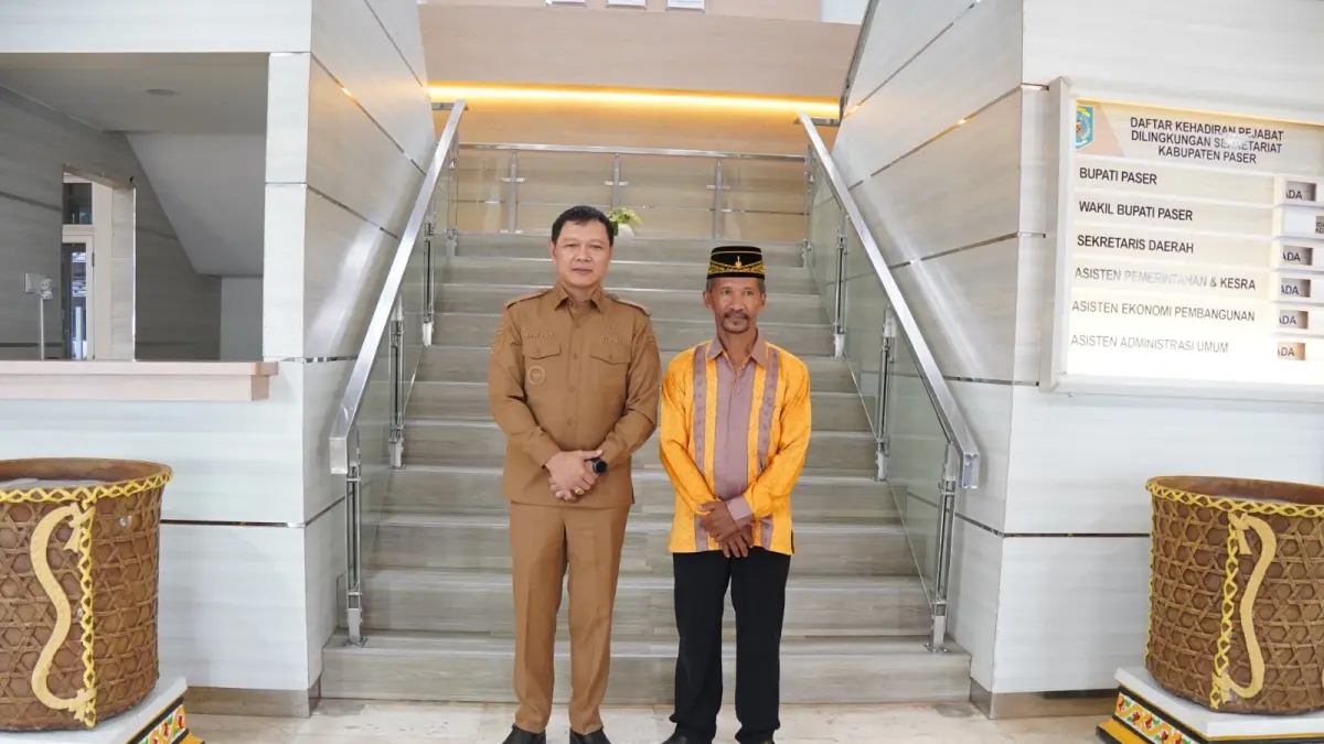 Bupati Paser, dr Fahmi Fadli bersama Masrani dan karya pot bunga bermotif Solong Tengkalang.