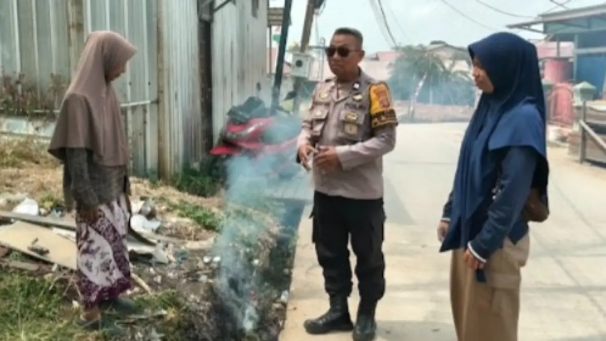 EDUKASI: Personel memberikan edukasi kepada masyarakat terkait bahaya kebakaran hutan dan lahan.