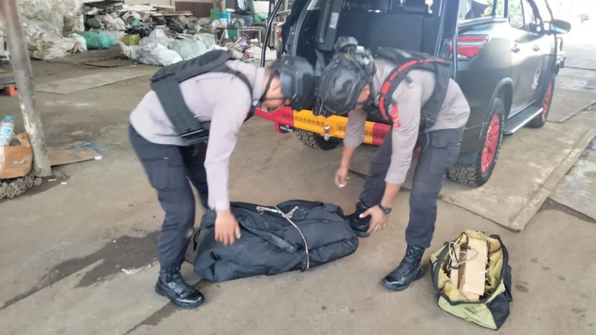 EVAKUASI: Personel melakukan evakuasi mortir yang diduga masih aktif sisa perang dunia yang ditemukan pengepul besi kawasan Graha Indah, Balikpapan Utara.