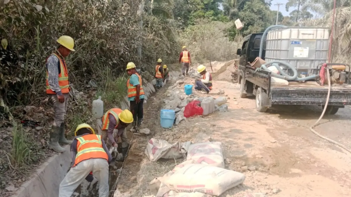 INFRASTRUKTUR: Perbaikan drainase di jalan nasional ruas Muara Muntai - Sp Belusuh terus dikerjakan. IST/KP