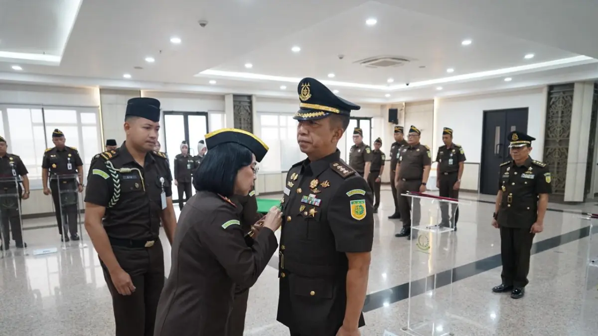 Kajati Kaltim Chatarina Muliana melantik Kolonel Cpm Raden Tri Cahyo Budi sebagai Aspidmil Kejati Kaltim.