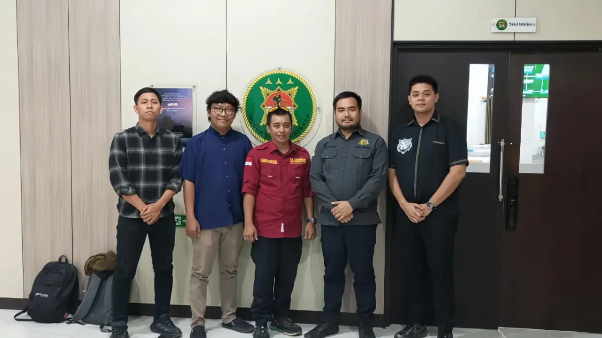 Kasi Intel Kejari Kutim Rahadian (dua dari kanan) bersama perwakilan wartawan Kutim saat pembentukan Forwaka Kutim. (IST)

&nbsp;