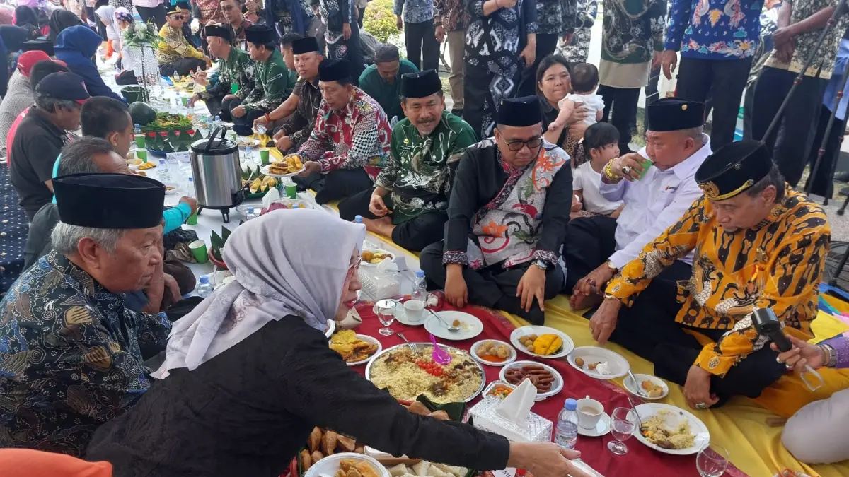 KEARIFAN LOKAL: Tradisi beseprah dalam perhelatan Pesta Adat Erau 2025 lalu. (DOK/KP)