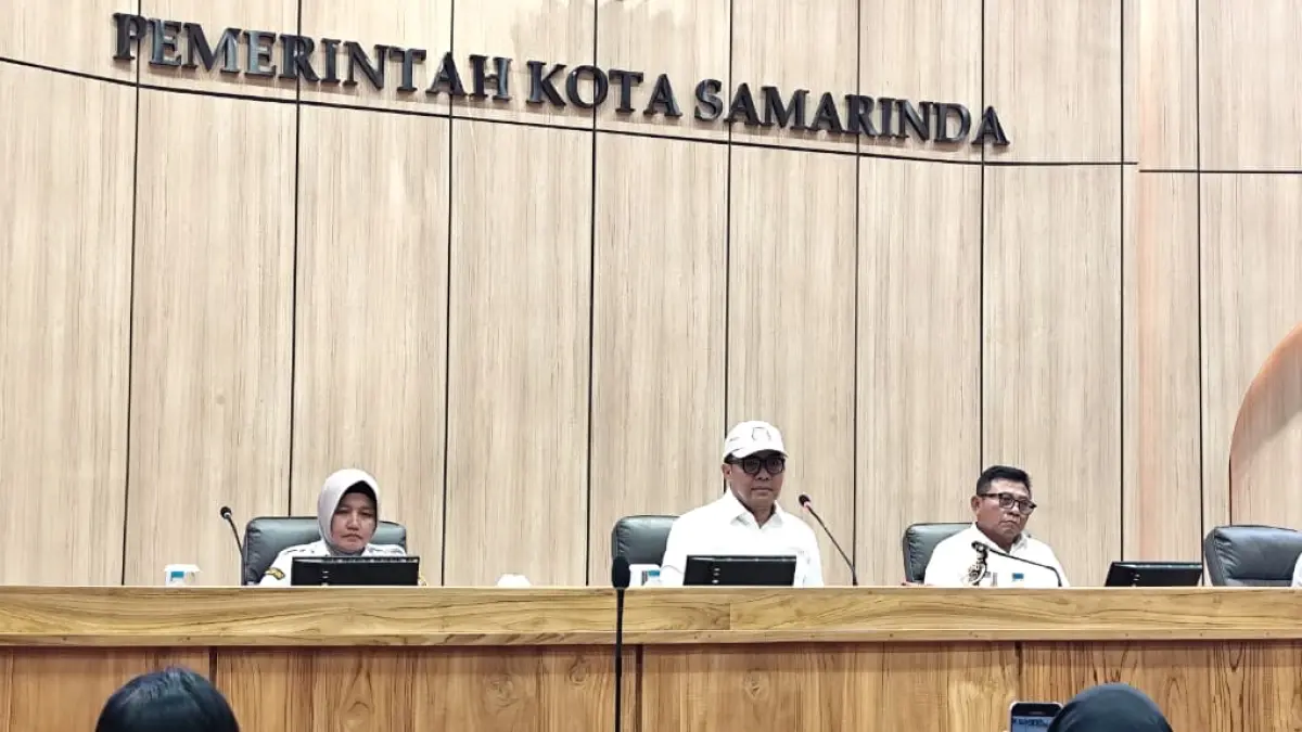 LURUSKAN: Andi Harun menyampaikan informasi sejumlah pemberitaan disinformasi yang beredar di media, dalam konferensi pers di Balaikota Samarinda, Rabu (9/9). (DENNY SAPUTRA/KP)
