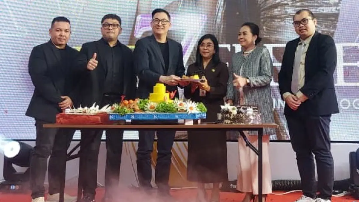 Manajemen e-Walk dan Pentacity yang merayakan ulang tahun, Rabu (9/9). (FOTO OKTAVIA MEGARIA/KP)