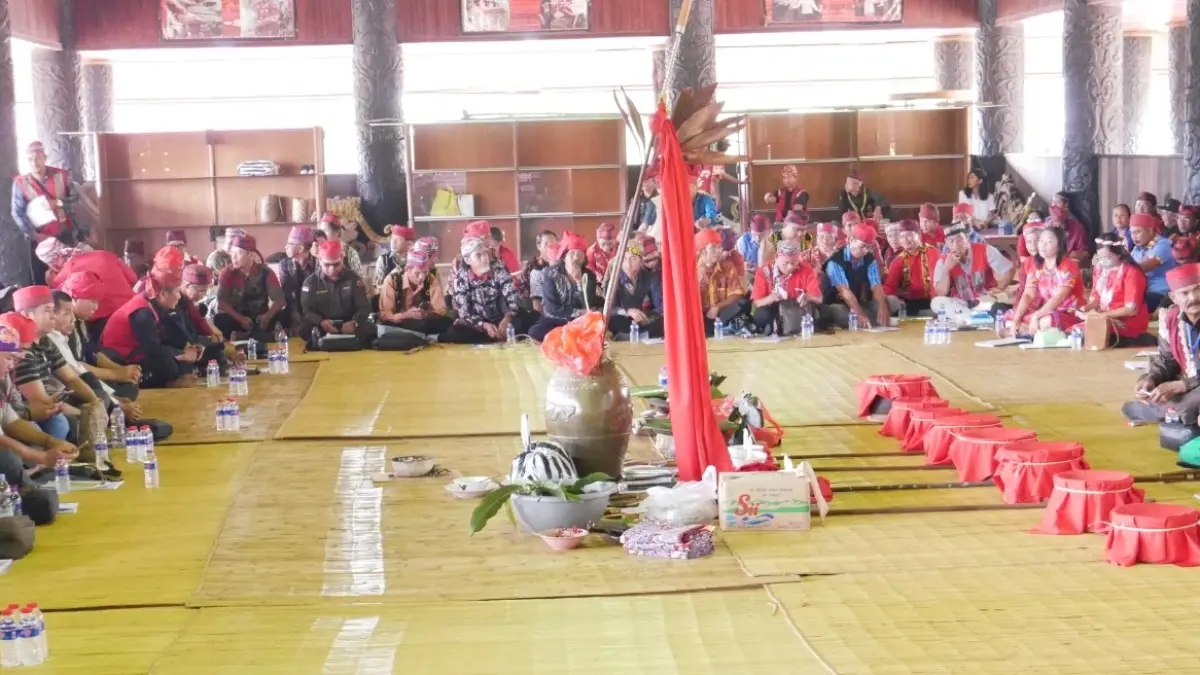 Prosesi Tutus Adat tahun 2026 yang digagas oleh Pemkab Kubar dan Presidium Dewan Adat Kutai Barat. 
