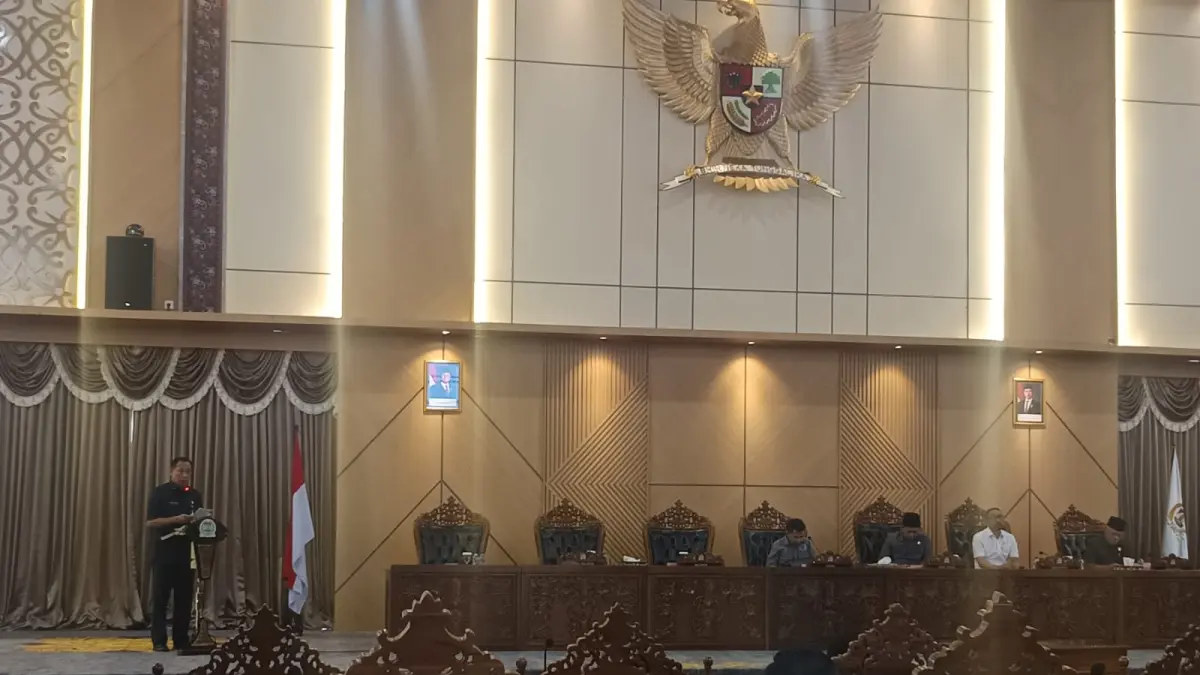 HARUS HEMAT: Pj Sekretaris Daerah Balikpapan Agus Budi Prasetyo dalam rapat paripurna Perubahan KUA-PPAS 2026 di Balikpapan, Rabu (9/9/2026). Pemkot Balikpapan melakukan efisiensi anggaran akibat penurunan asumsi PAD sebesar Rp 73 miliar. (FOTO: DINA ANGELINA/KP)