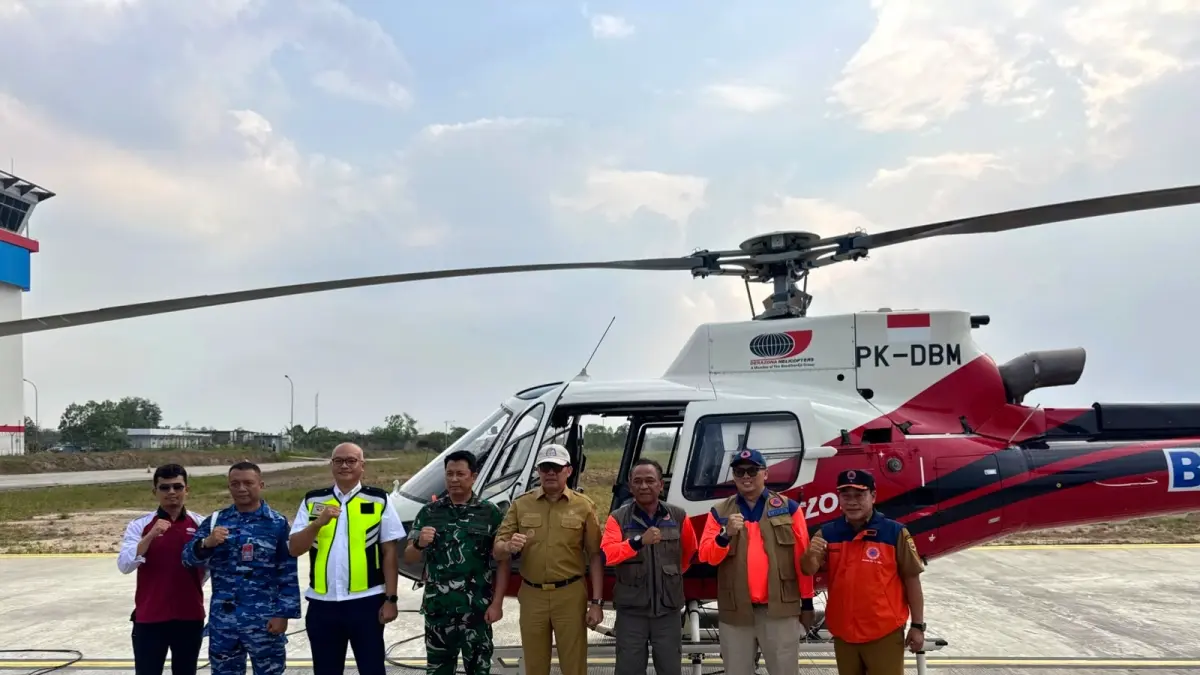 Wali Kota Samarinda Andi Harun meninjau helikopter water bombing di Bandara APT Pranoto Samarinda, Selasa (8/9). (IST)

&nbsp;

&nbsp;