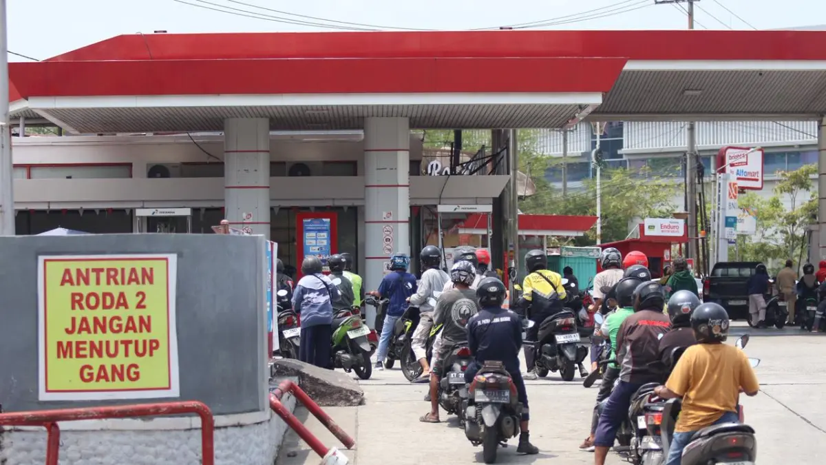 ADU SABAR: Deretan kendaraan mengantre mengisi BBM di salah satu SPBU di Balikpapan. Pemkot Balikpapan mengusulkan penambahan 5 titik SPBU khusus roda dua guna mengurai penumpukan antrean. (FOTO: ANGGI PRADITHA/KP)
