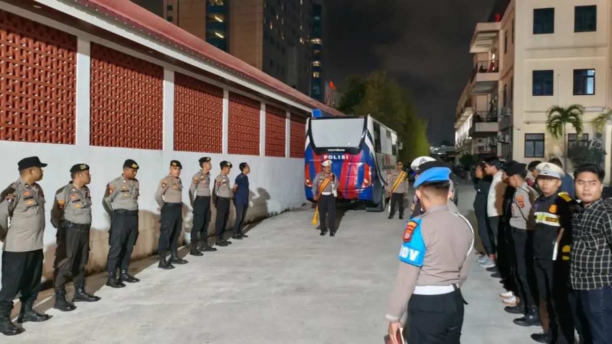 APEL: Sebelum berangkat, petugas mengikuti apel persiapan patroli malam untuk antisipasi gangguan kamtibmas dan karhutla.