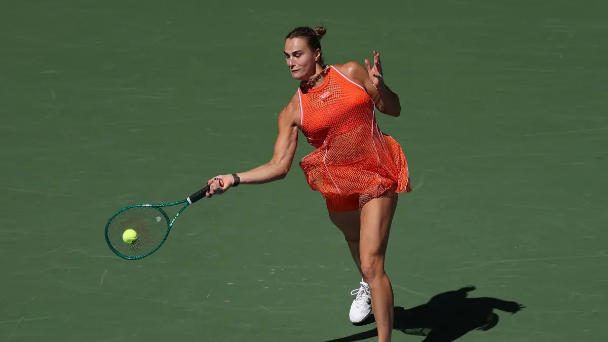 Aryna Sabalenka mengembalikan smes Linda Noskova pada perempat final US Open 2026 di New York, Rabu (9/9). (SARAH STIER/AFP)