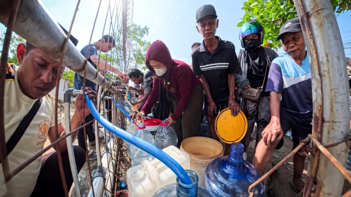 
BANTUAN: Beberapa warga mengantre mendapatkan air bersih di IPA Palaran, imbas intrusi air laut pada sumber air baku dari sungai Mahakam, beberapa waktu lalu.
