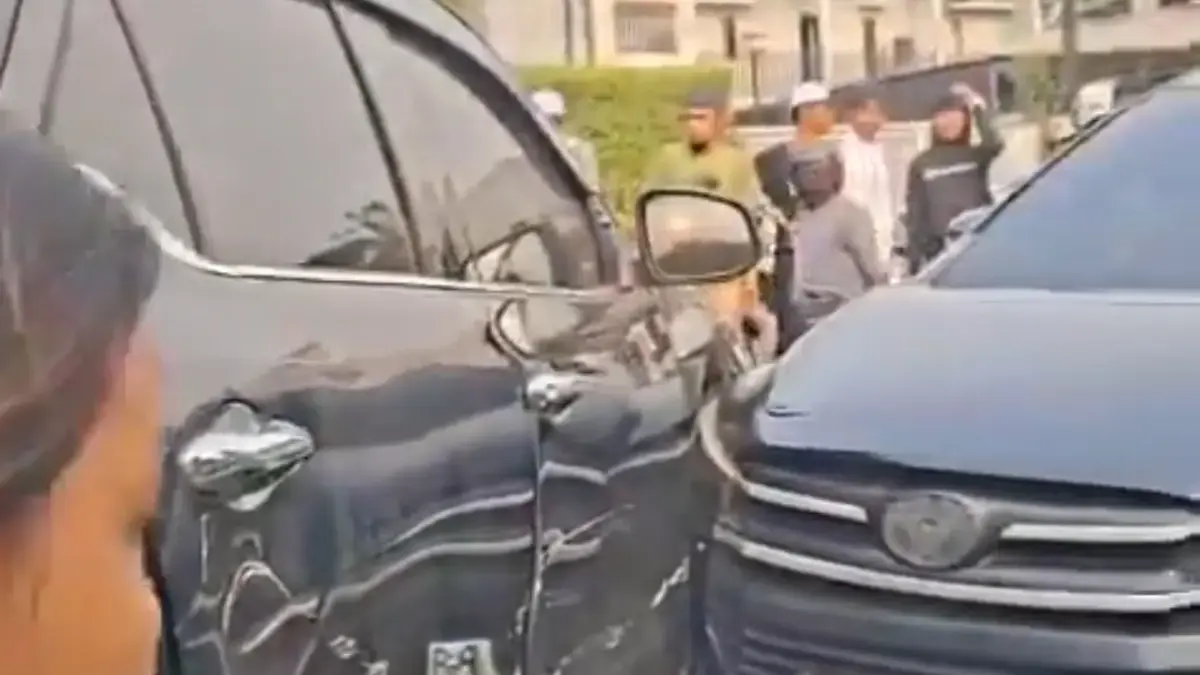 BYD M6 diduga terlibat kecelakaan maut di arah Puri Indah Mall, Jakarta Barat. (X: @adarwis).

