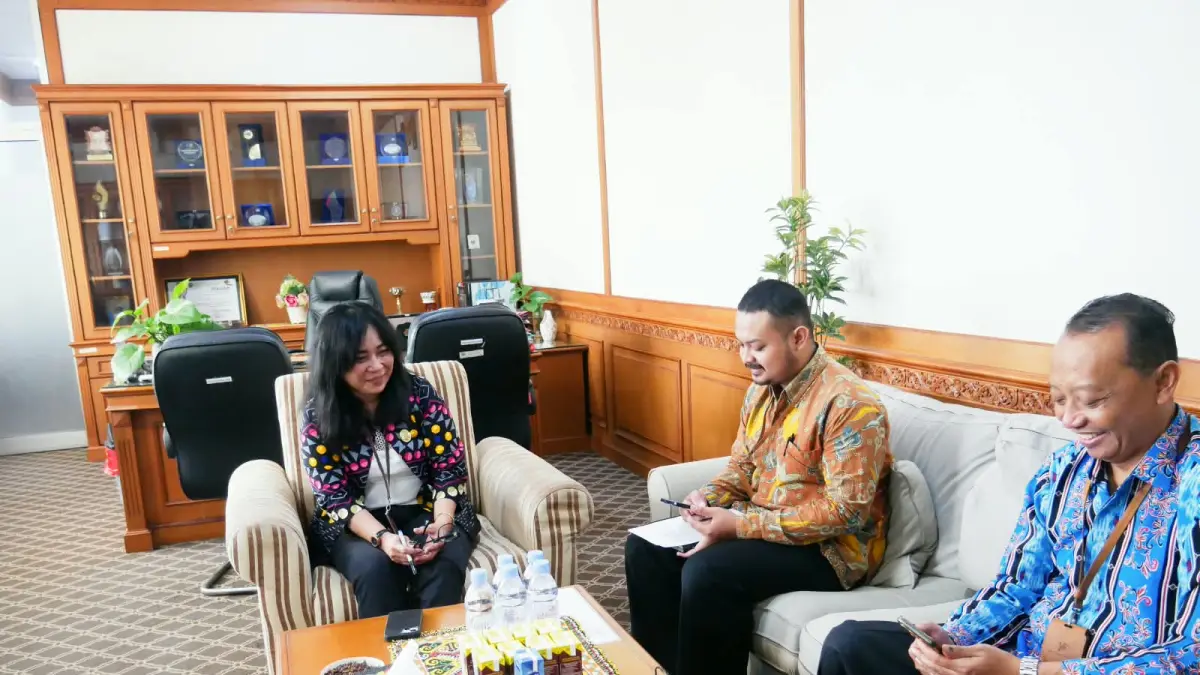 Kadis Kominfo, Yuli Permata Mora (kiri) menerima kunjungan Kepala BPS Kubar Lutfi Muta’ali (tengah) .