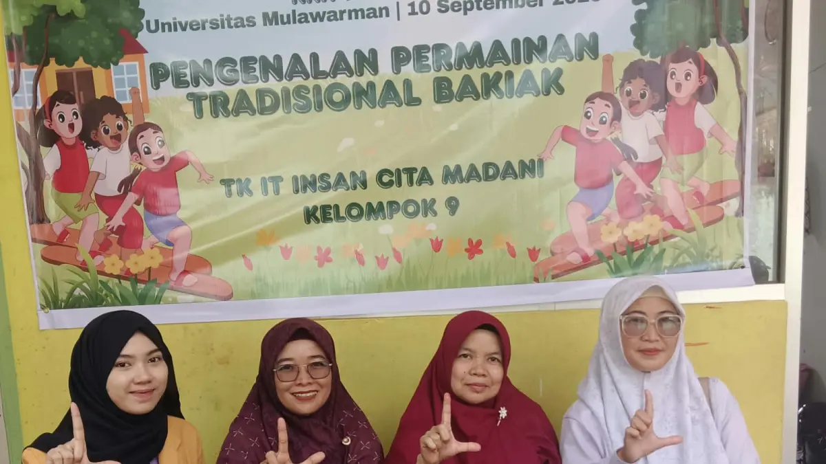KENALKAN: Farah Nazwa Pragista (almameter kuning) foto bersama usai mengenalkan permainan tradisional bakiak di TK Islam Terpadu Insan Cita Madani.