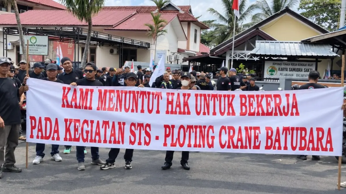 Massa TKBM Koperasi Karya Samudera Sakti memadati Kantor KSOP Kelas I Balikpapan saat menggelar aksi massa, Kamis (10/9). Menuntut keterlibatan dalam kegiatan bongkar muat STS batu bara menggunakan floating crane. (Foto: TAUFIK/KP)