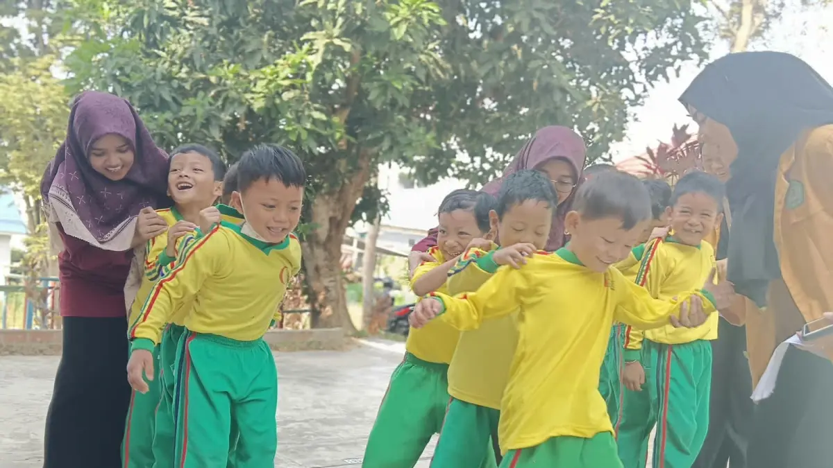 Para murid jatuh bangun menjajal permaninan bakiak.