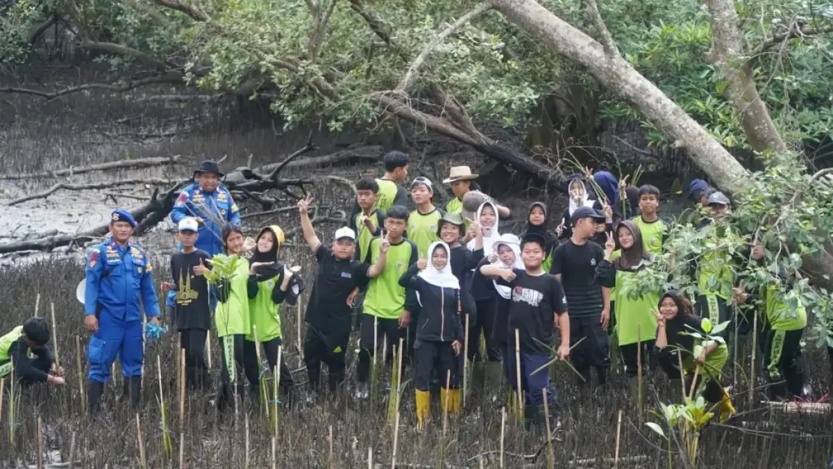 PEDULI LINGKUNGAN: Murid SMP 15 Balikpapan dibekali pengetahuan dan menanam mangrove, demi melestarikan lingkungan, khususnya pesisir.