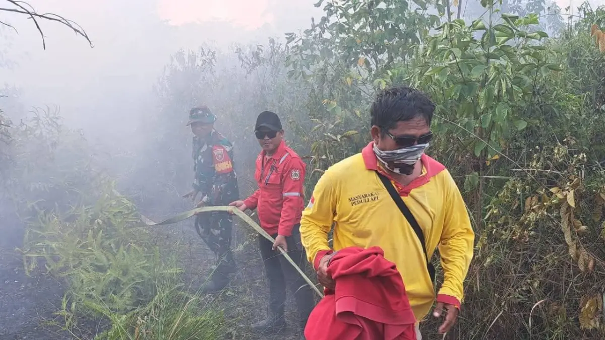 Petugas patroli gabungan saat melakukan pemadaman.