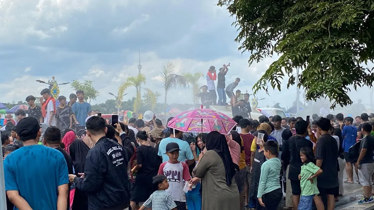 Prosesi Belimbur pada Erau Kutai yang menjadi puncak kemeriahan festival di Tenggarong. (Elmo/Prokal.co)