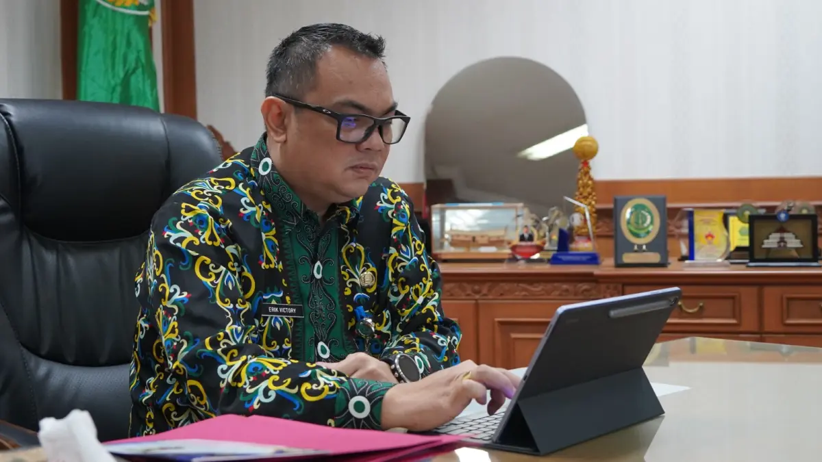 Sekretaris Kabupaten Kubar Erik Victory mengikuti zoom meeting SIPD badan usaha milik daerah. (IST)

&nbsp;