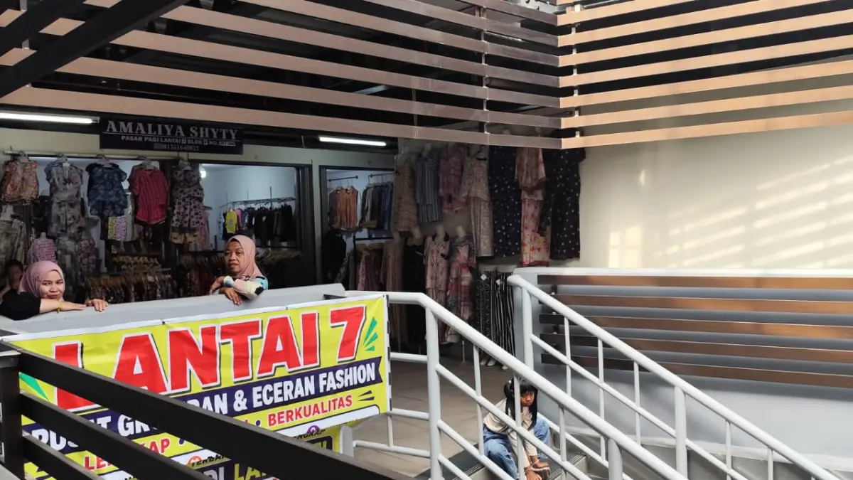 TATA ULANG: Dinas Perdagangan Samarinda menyusun ulang posisi kios, khususnya di lantai 6 dan 7 gedung baru Pasar Pagi, Kecamatan Samarinda Kota.&nbsp;(DENNY SAPUTRA/KP)