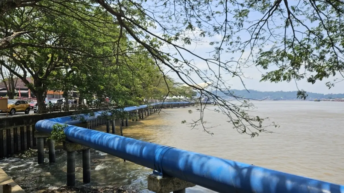 TERDAMPAK: Distribusi air bersih untuk warga terganggu lantaran intrusi air laut di Sungai Mahakam. (DOK/KP)