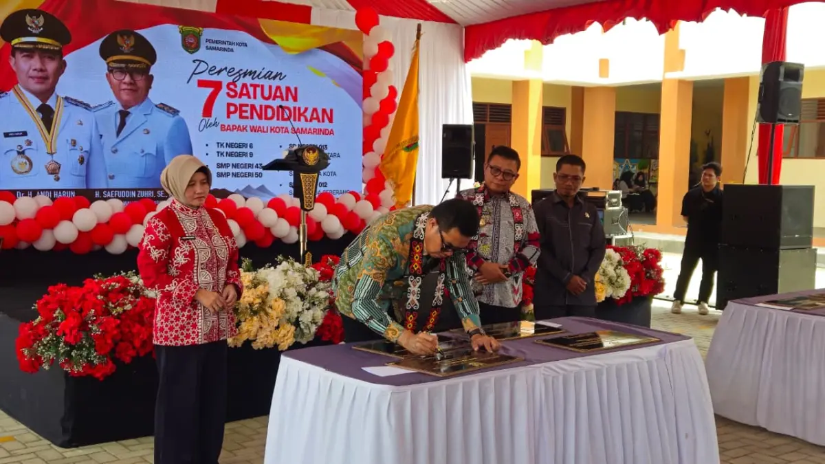 Wali Kota Samarinda Andi Harun meresmikan tujuh satuan pendidikan di SDN 013 Samarinda Utara, Kamis (10/9). (HAFIZ/KP)