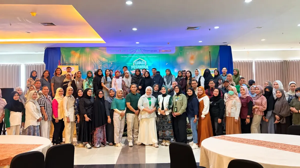 DUKUNG UMKM: Mitra GrabMerchant Balikpapan berfoto bersama usai mengikuti Teras Perwira Spesial Ulang Tahun 2026. Teras Perwira menjadi ruang bagi Mitra GrabMerchant untuk saling belajar, berbagi pengalaman, dan mengembangkan usaha melalui pemanfaatan teknologi, penguatan literasi keuangan, serta kolaborasi.