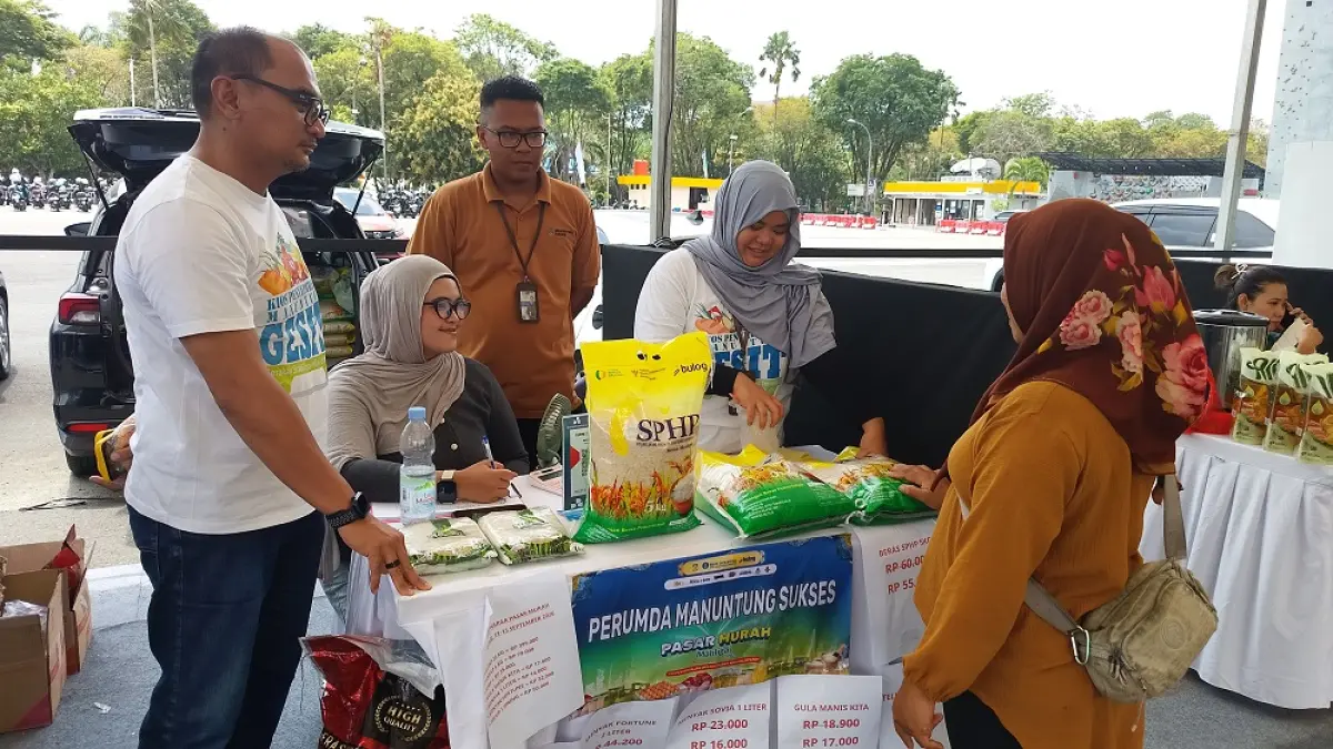 ANTUSIAS: Perumda Manuntung Sukses memberikan harga di bawah harga normal dalam pasar murah yang berlangsung di Dome Balikpapan, 11–13 September.
