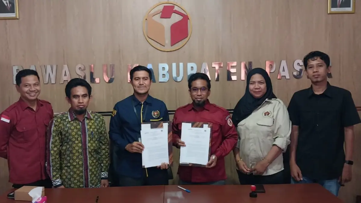Bawaslu Paser bersama PWI Paser menandatangani kerja sama untuk memperkuat pengawasan partisipatif Pemilu 2029.