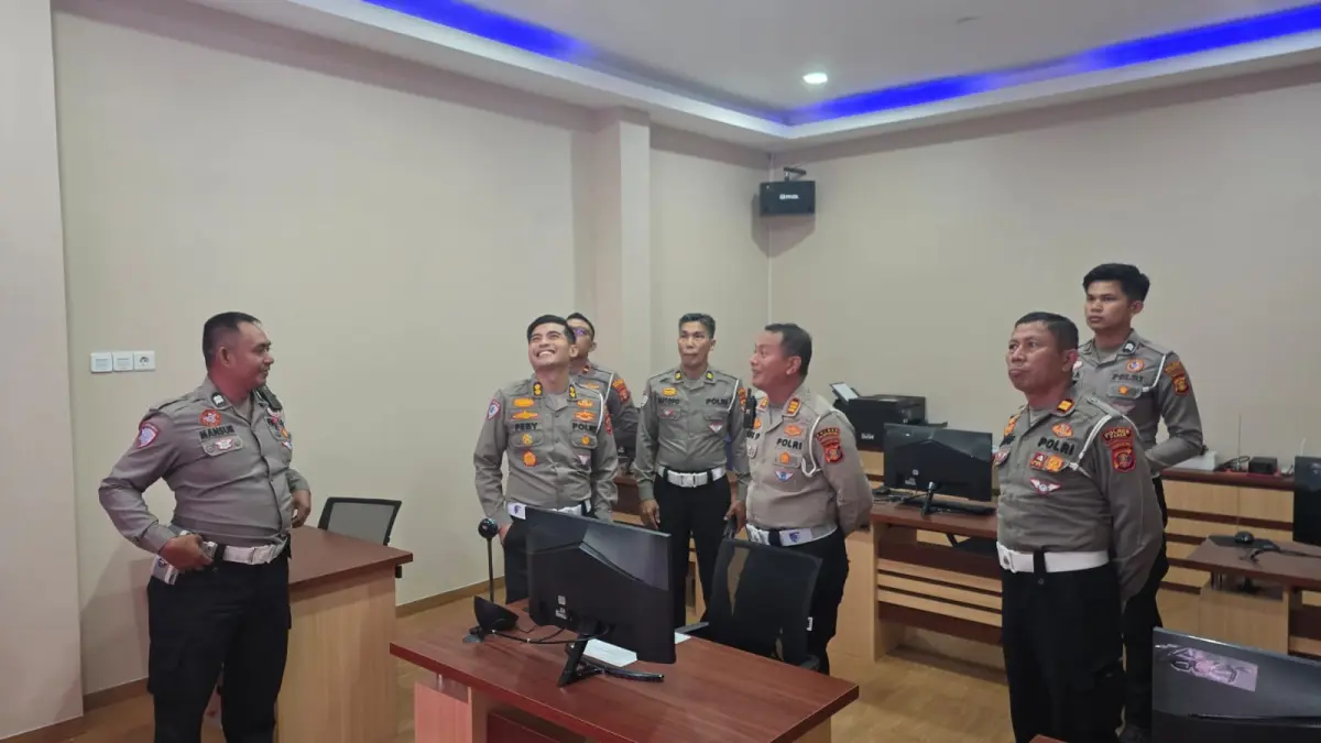 CEK: AKBP Feby Febryana (Kabag Bin Ops Ditlantas Polda Kaltim), AKP Dedik I Prasetyo (Kasat Lantas Polres PPU), serta personel Satlantas Polres PPU dan Paser mengecek perangkat K3I dan E-TLE di Polres PPU. (Dok. Humas Polres PPU)