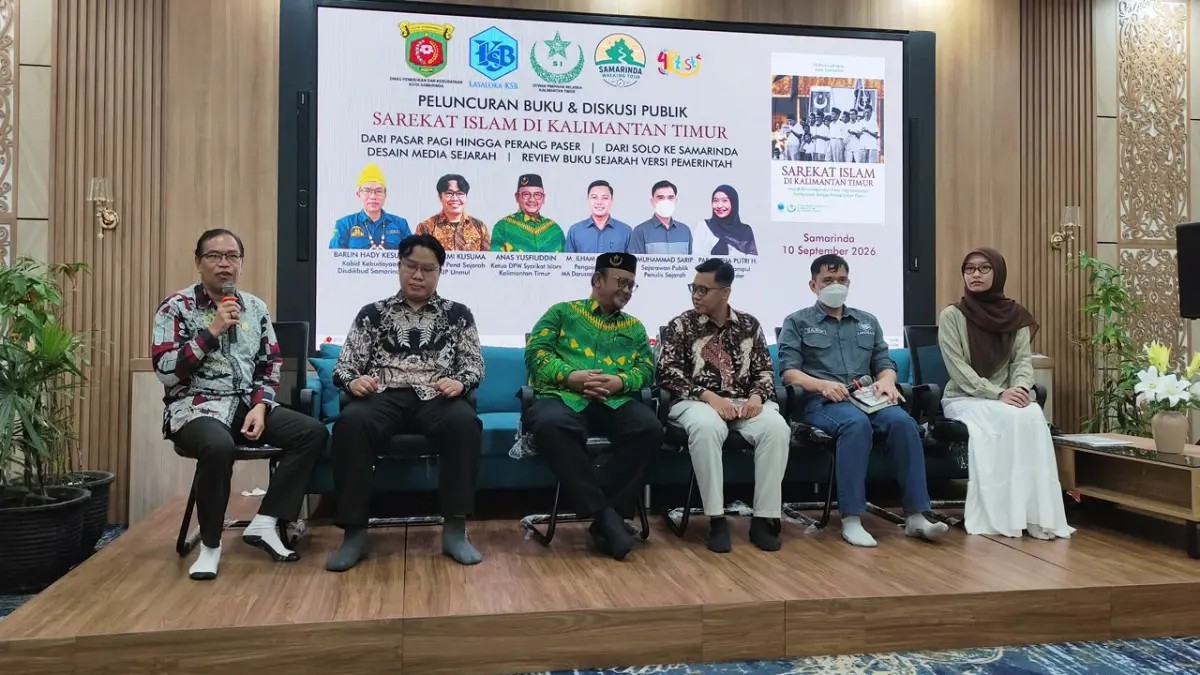 Dari kiri: Barlin Hady Kesuma, Rizal Izmi Kusumawijaya, Anas Yusfiuddin, M Ilham Syahputra, Muhammad Sarip, dan Paramitha Putri Hidayat, dalam Peluncuran Buku dan Diskusi Publik Sarekat Islam di Kantor Disdikbud Samarinda. (Foto Nasya/KP)