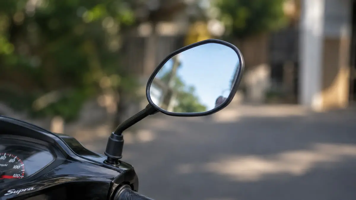 Ilustrasi. Penggunaan spion motor yang hanya satu bisa kena tilang. (OpenAI)