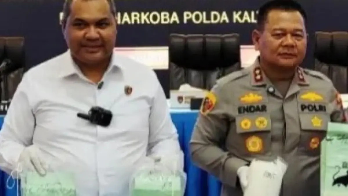 Kapolda Kaltim Irjen Pol Endar Priantoro (kanan).