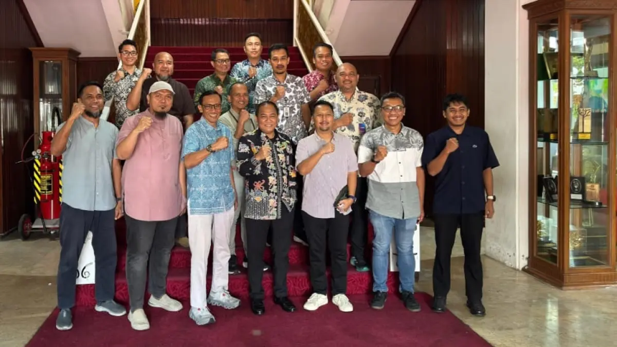 KOMPAK: Perwakilan warga GC dan Pemkot mengabadikan momen setelah pertemuan yang membahas rencana pembangunan masjid di kawasan perumahan GC.