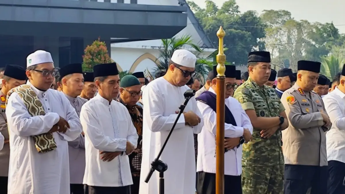 Pemkot Samarinda bersama unsur Forkopimda dan ratusan pegawai menggelar salat Istisqa di halaman Balai Kota Samarinda, Jumat (11/9). (DENNY SAPUTRA/KP)