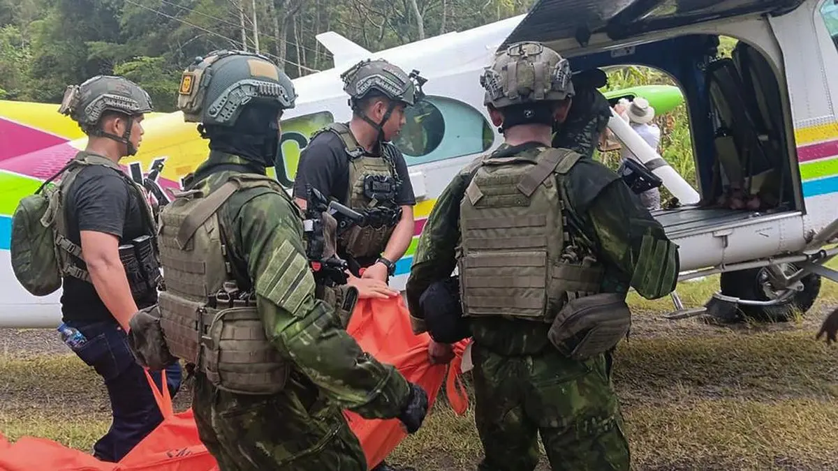 Proses evakuasi korban penembakan KKB. (ANTARA FOTO/HO-Dispenad)