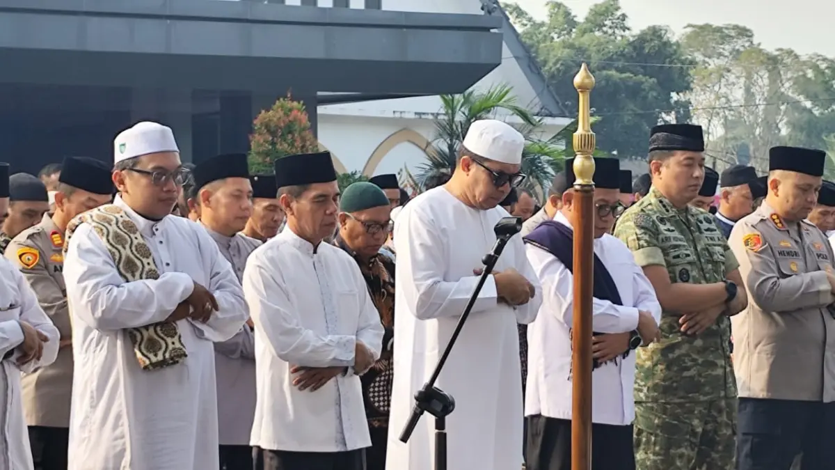 Wali Kota Samarinda Andi Harun bersama jajaran Forkopimda mengikuti salat istisqa di Balai Kota Samarinda, Jumat (11/9). (DENNY SAPUTRA/KALTIM POST)