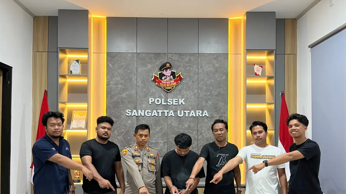 DITAHAN: M (tengah) diamankan di Polsek Sangatta Utara bersama barang bukti 11 paket kristal putih yang diduga sabu. (IST)